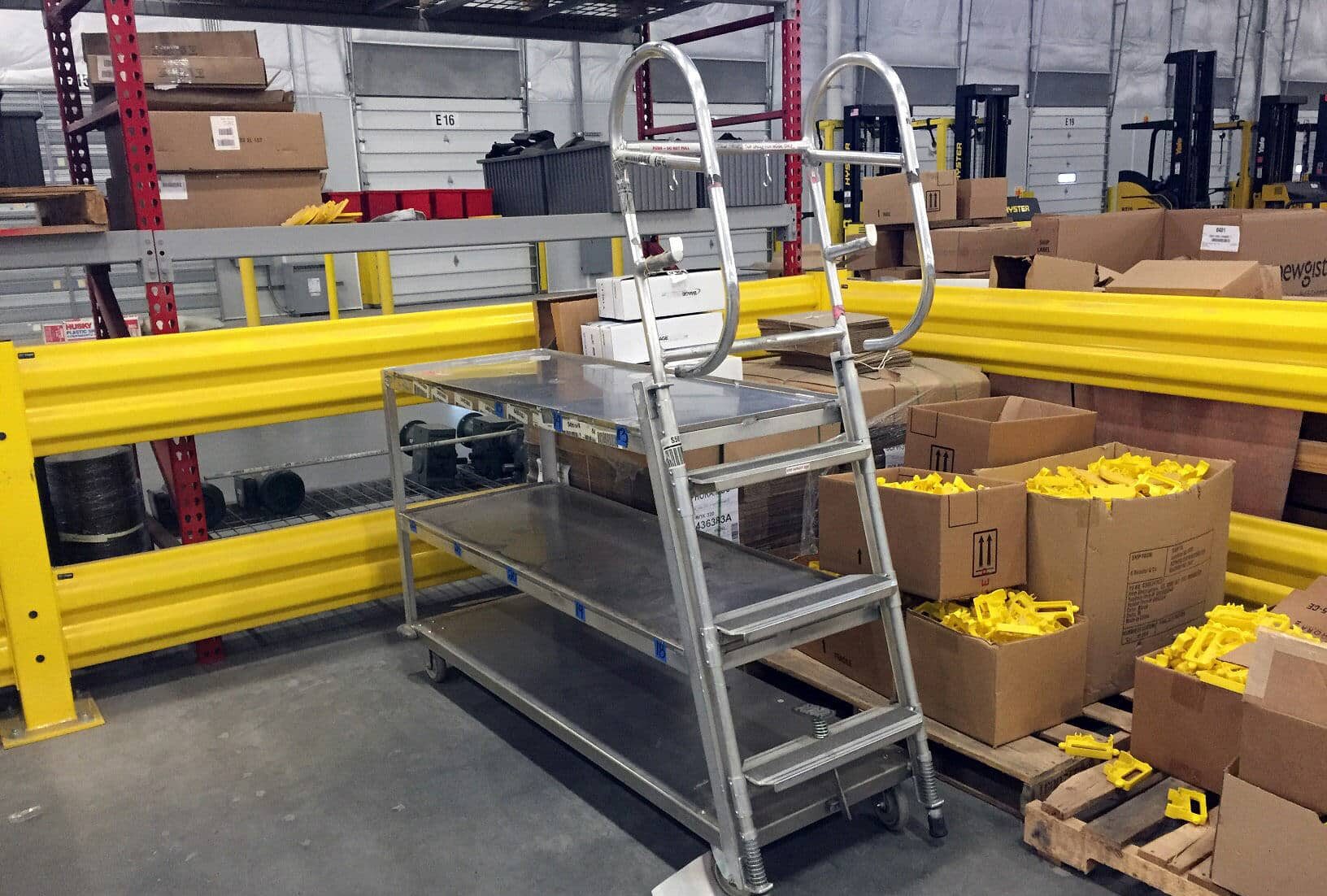 Warehouse picking cart with flat shelves