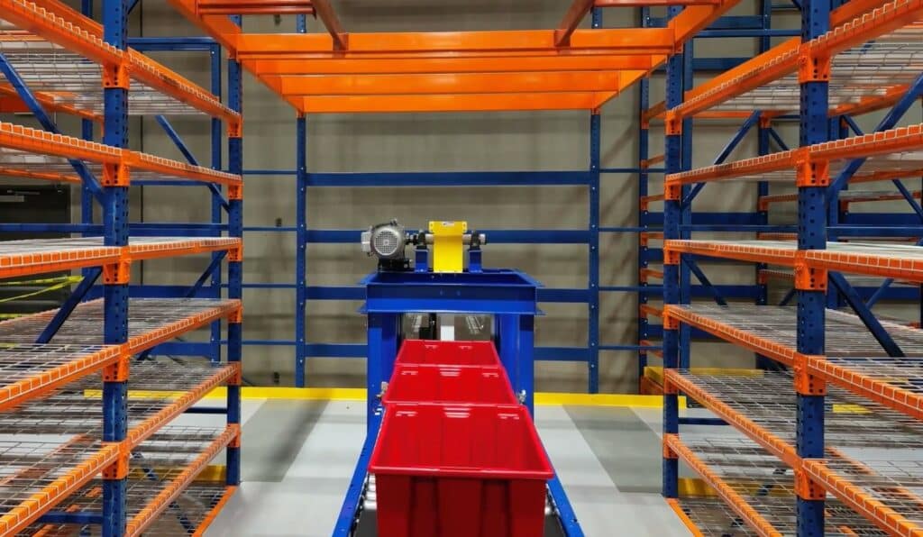 Accumulation conveyor with vertical tote lift conveyor