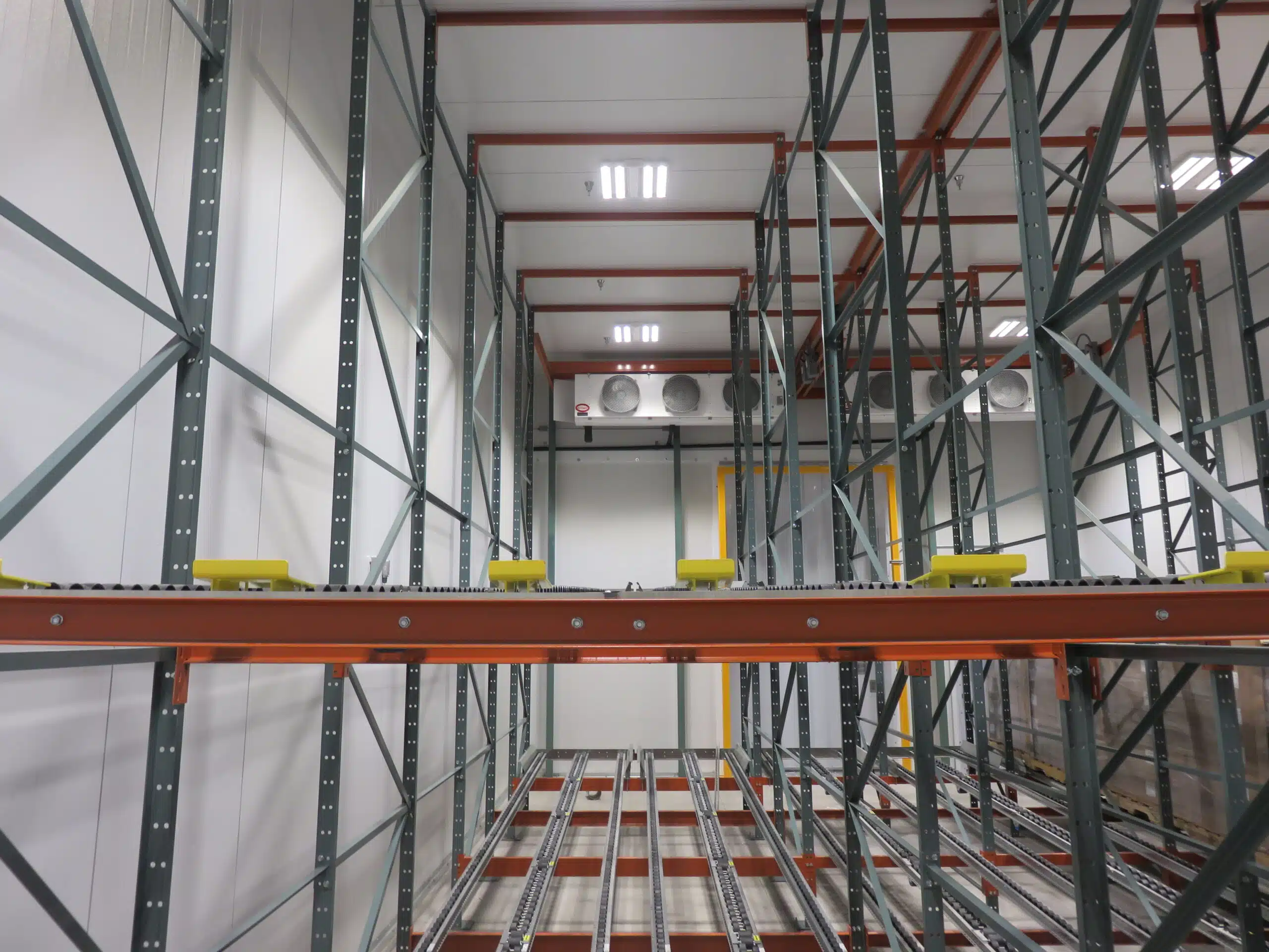 Pallet flow pallet rack supporting a freezer structure