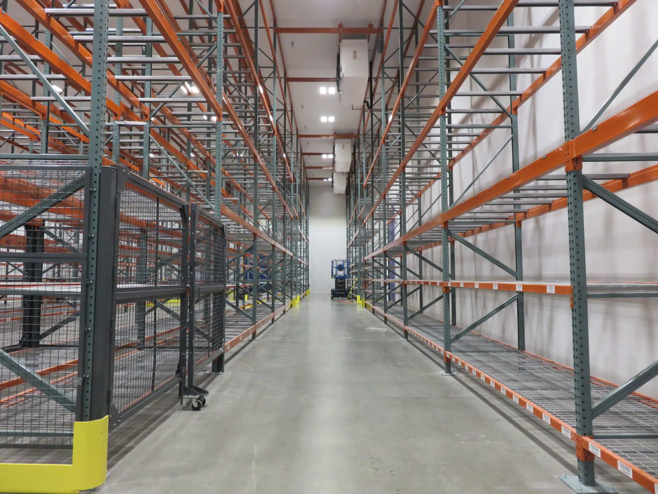 Selective pallet rack supporting cooler structure