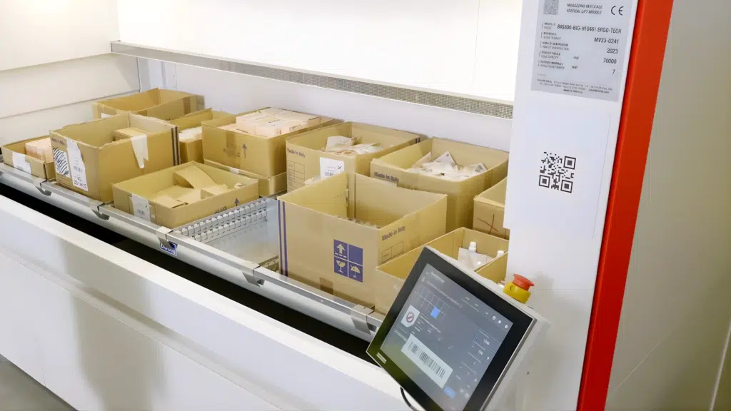 Vertical lift module with stocked picking tray