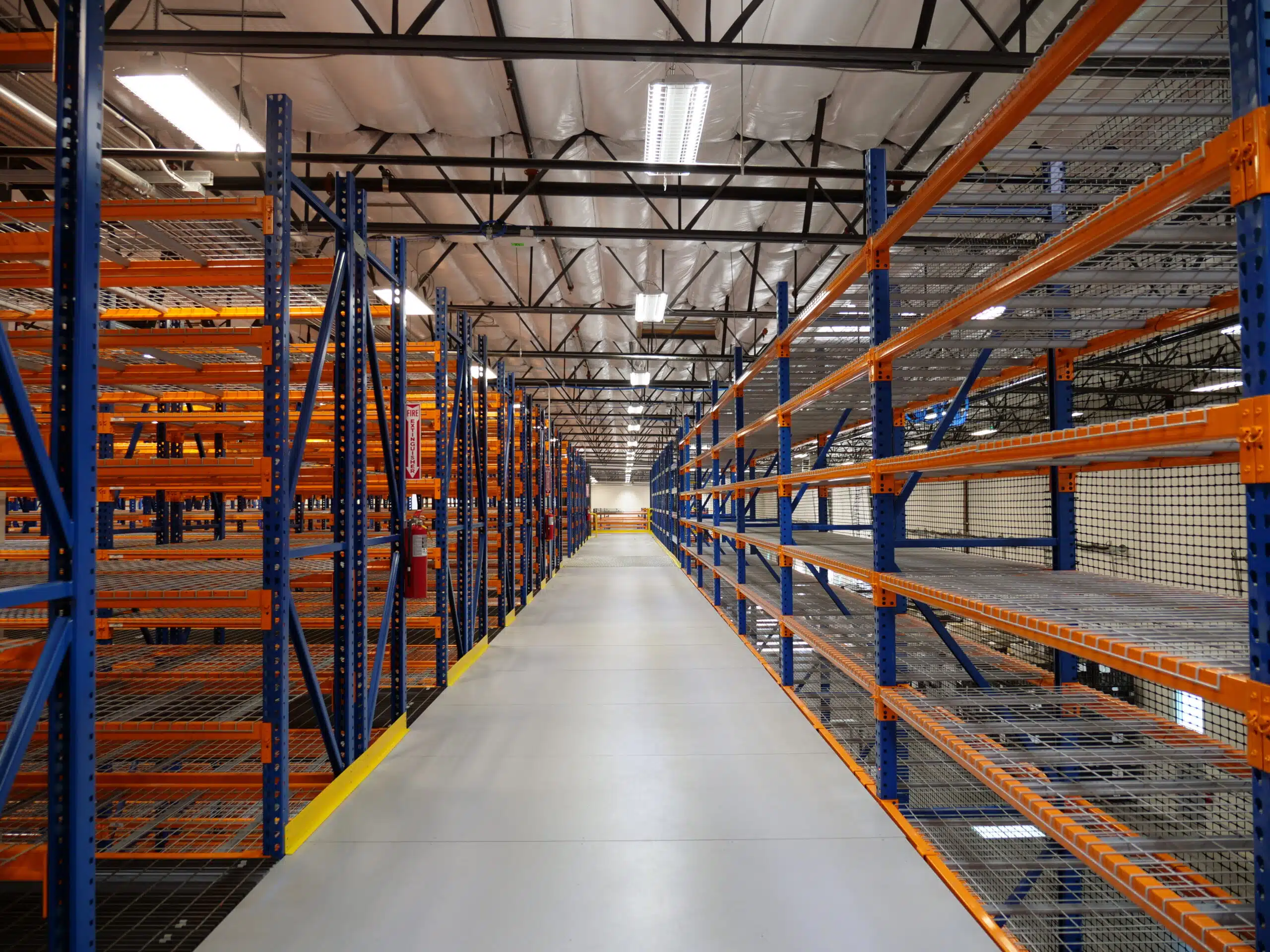 Warehouse catwalk racking