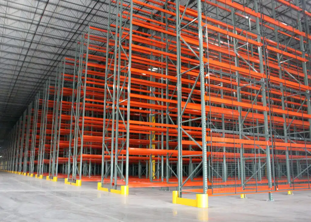 Selective racking in a retail distribution center