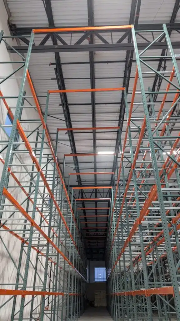 Selective racking aisle for dry goods storage