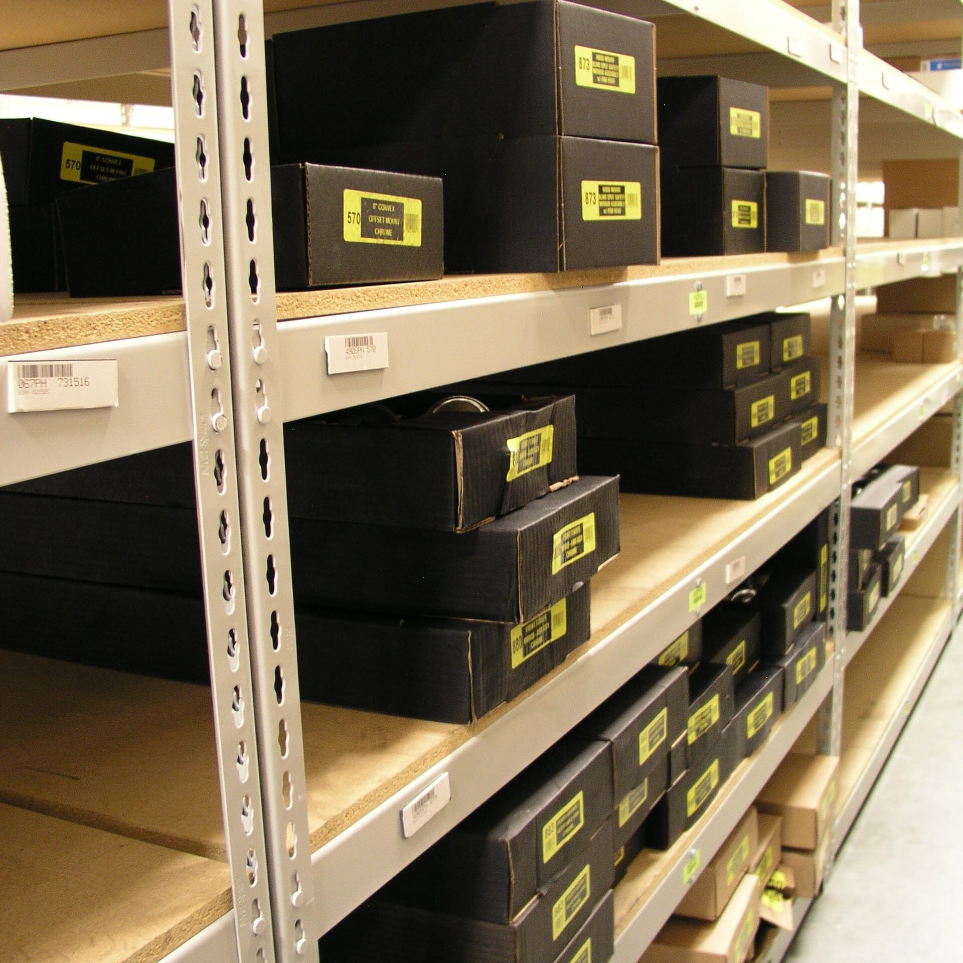 Boltless rivet shelving system